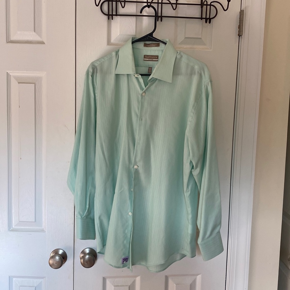 Mens Van Heusen Fitted light green button down collared long sleeve shirt